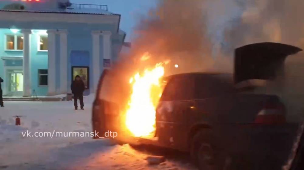 В Мурманске на Нахимова засняли горящий автомобиль