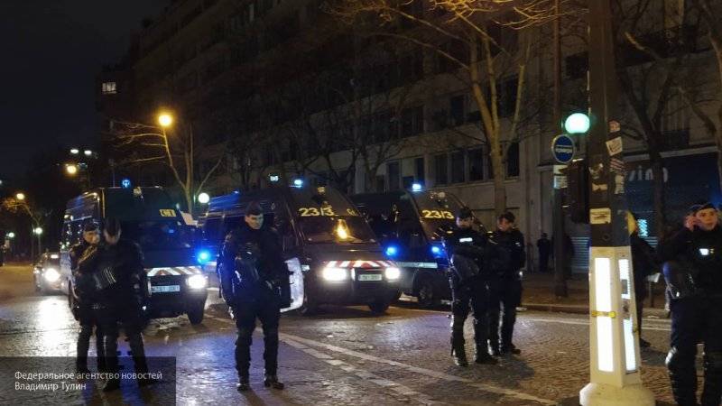 Протестующие в Париже напали на журналистов RT