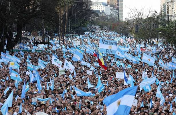 Аргентинские законодатели заморозили свои зарплаты из-за кризиса