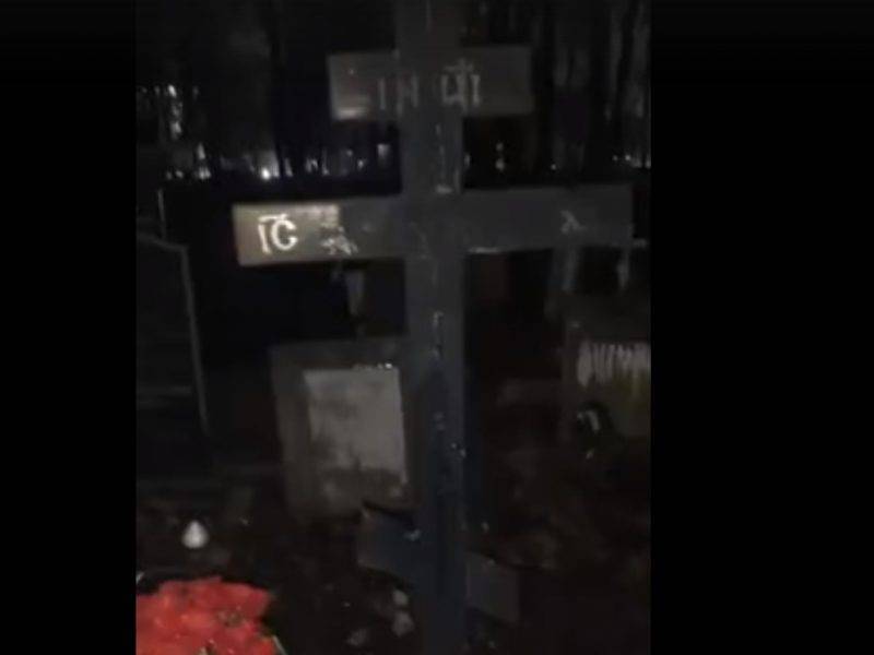 Неизвестные сожгли могилу Децла в Москве