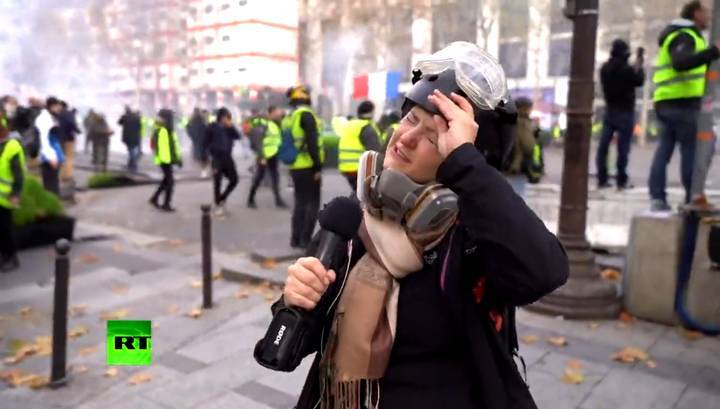 Во время парижских протестов пострадала журналистка RT