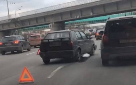 Тройное ДТП привело к серьезной пробке на Пулковском шоссе в Петербурге