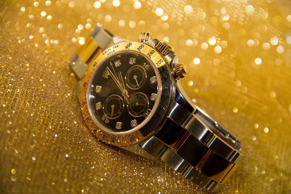 В Москве у бизнесмена украли часы за 2 млн рублей и бриллианты из шкафчика в спортзале