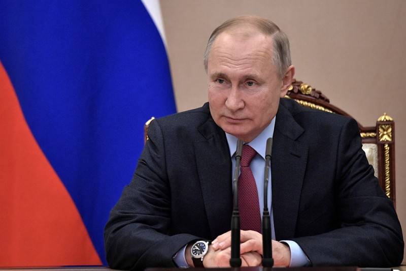 МРОТ на Новый год: Путин повысил минимальный размер оплаты труда и вернул курилки в аэропорты