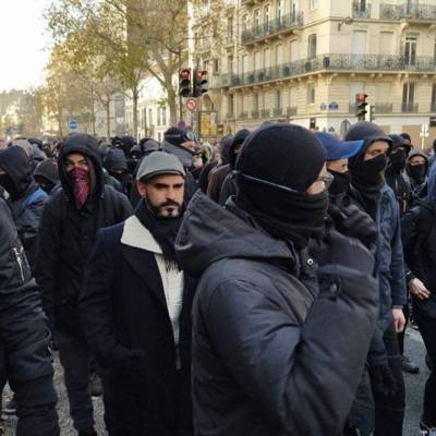 Молодые радикалы устроили беспорядки в ходе акции протеста в Париже