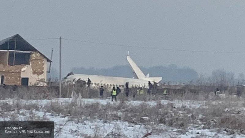 Семья в Казахстане избежала авиакатастрофы, задержавшись из-за утренника в детском саду