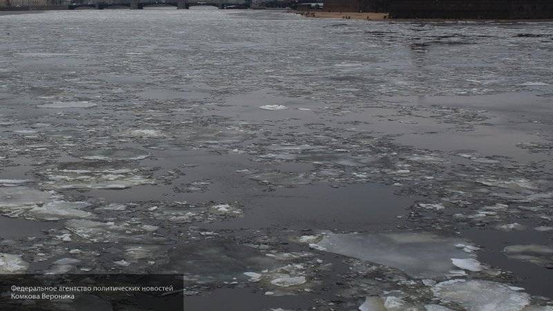 Спасатели в Ульяновске вытащили из воды двух провалившихся под лед рыбаков