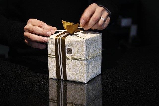 Британские коммунальщики вернули супругам случайно выброшенную коробку с деньгами