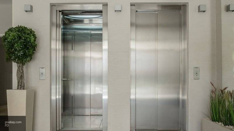 Женщина монтировкой разбила лифтовую панель в Екатеринбурге