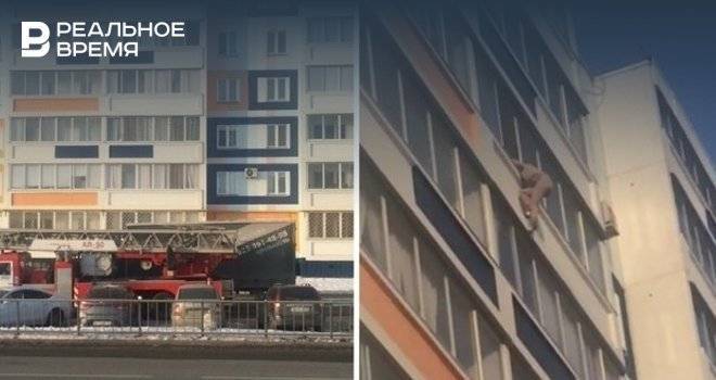 В Татарстане прохожие ловили ковром женщину, висящую на балконе восьмого этажа — видео