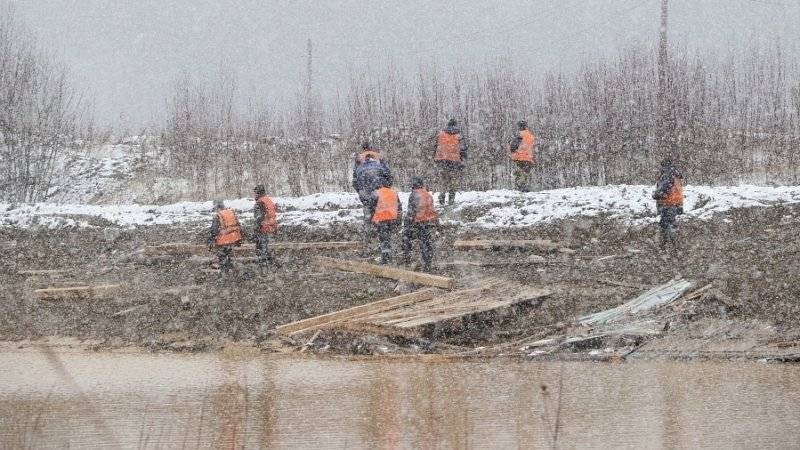 Семьи погибших и пострадавшие при прорыве дамб в Сибири получили компенсацию