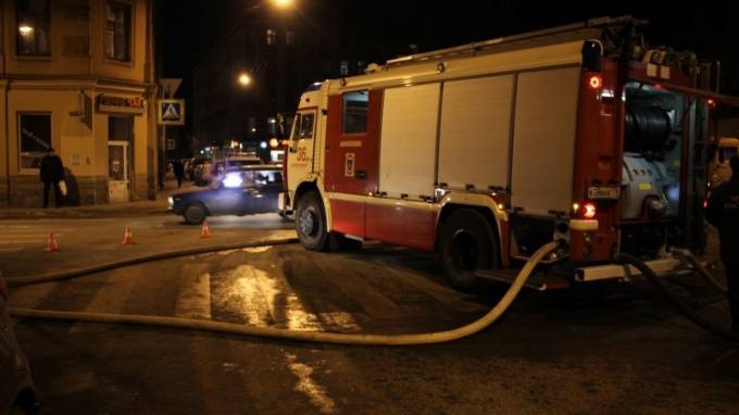 Загоревшуюся однокомнатную квартиру на Вадима Шефнера тушили 38 человек