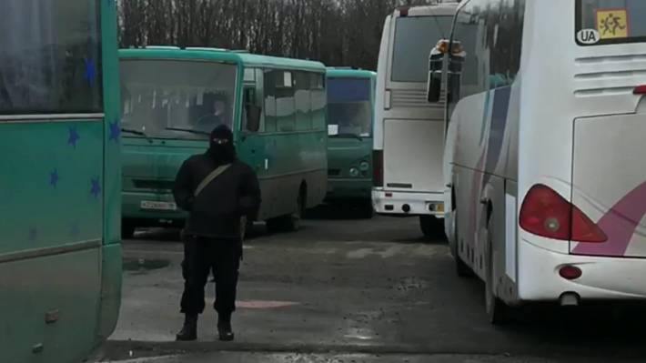 Колонна с удерживаемыми лицами находится на пути из ДНР к месту обмена
