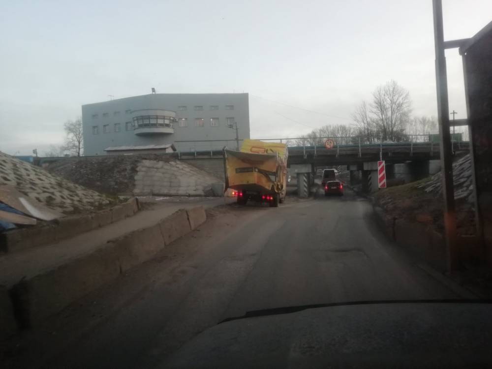 «Мост глупости» на Южном шоссе в Петербурге поймал грузовик со строительной смесью