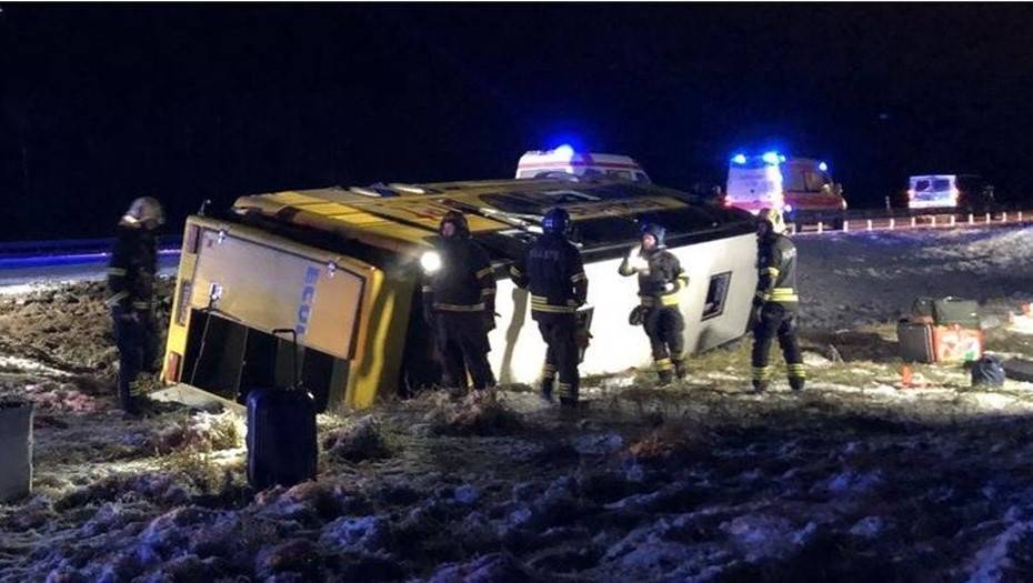 Автобус из Петербурга перевернулся на трассе в Эстонии, пострадали 9 человек