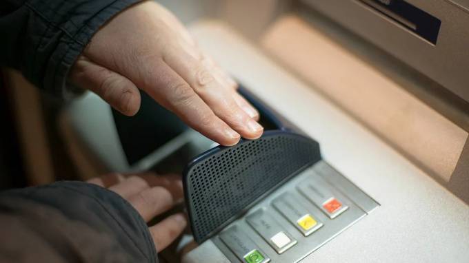 Неизвестные ограбили банкомат в петербургском гипермаркете на 9,7 млн рублей