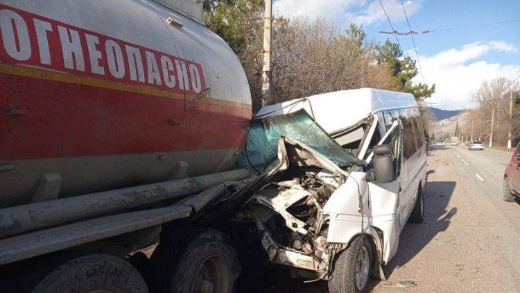 В Крыму микроавтобус врезался в бензовоз: пострадавшие в реанимации