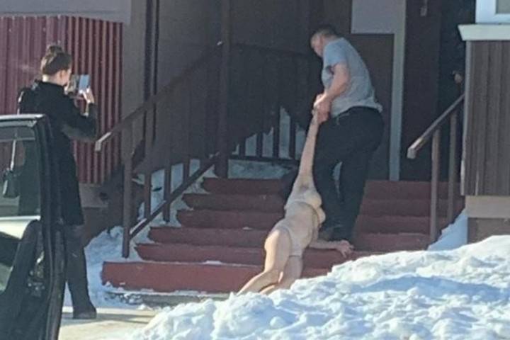 На Сахалине голую женщину протащили по подъездной лестнице