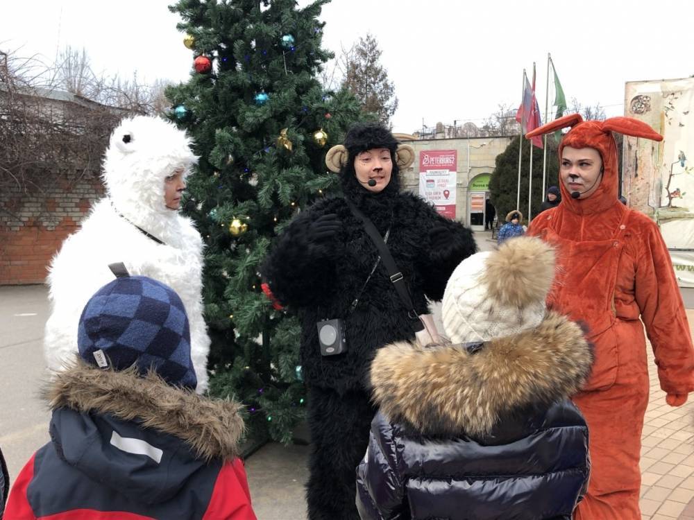 Ленинградский зоопарк провел новогодние елки для детей и их родителей