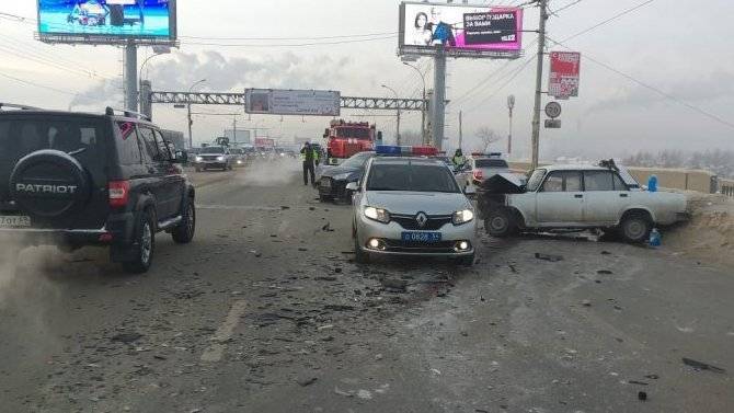 В Новосибирске в ДТП на Димитровском мосту погибла девушка