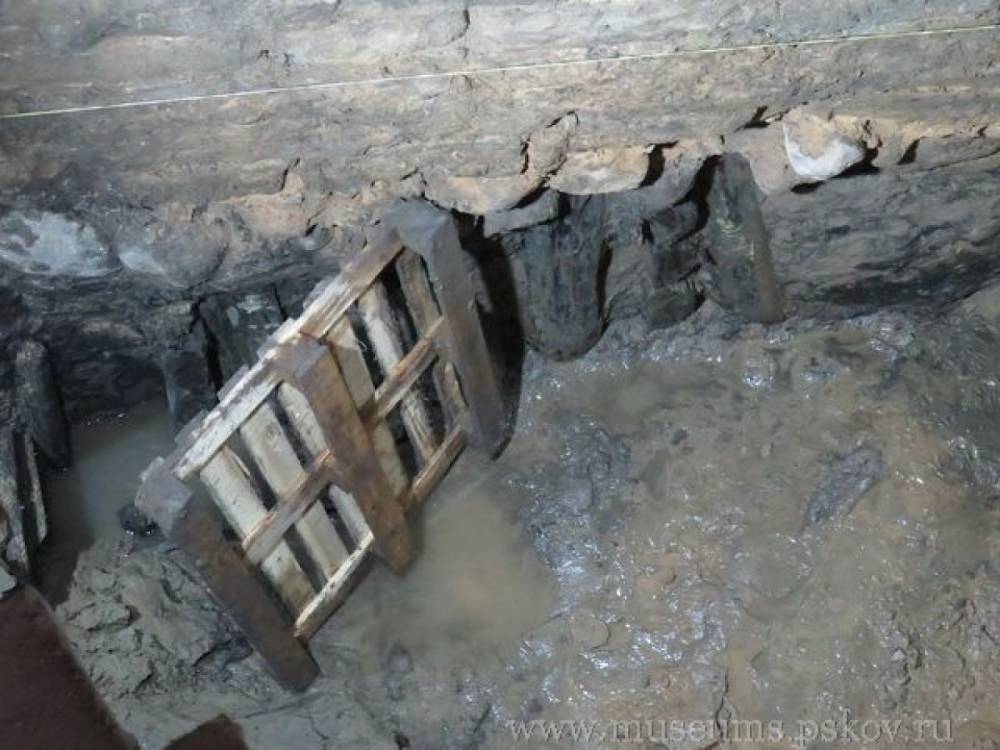 Дворовые постройки XVI века нашли под фундаментом Поганкиных палат в Пскове