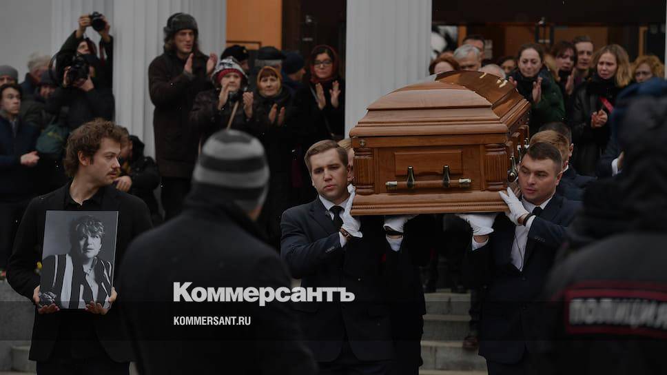 Галину Волчек похоронили на Новодевичьем кладбище