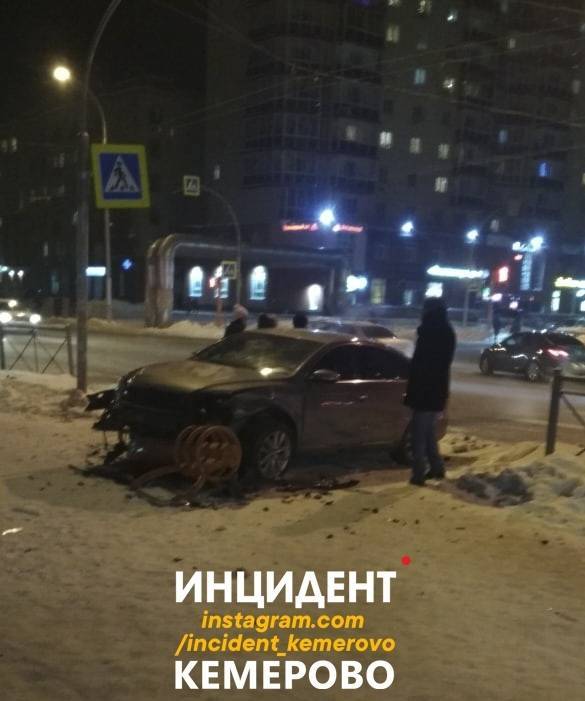 Автомобиль снёс светофор на перекрёстке в Кемерове