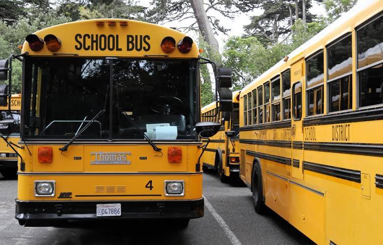 Школьный автобус боком спустился по ледяной дороге в США