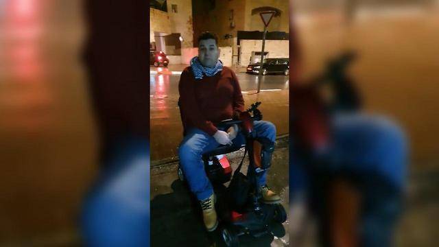 Инвалид-колясочник всю ночь прождал техника по ремонту лифтов на улице