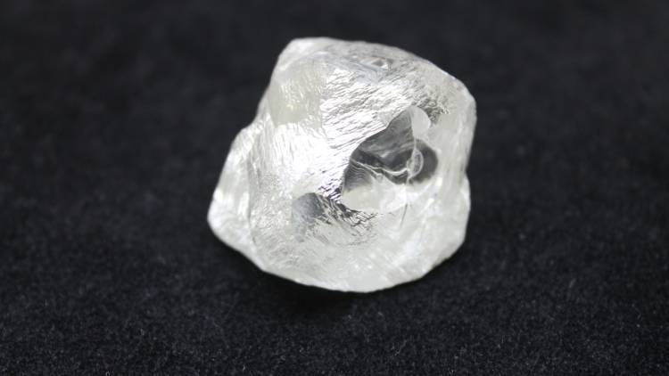В России добыли крупный алмаз которому около 2 млрд лет