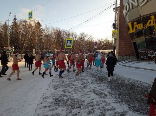 Голые Деды Морозы пробежали по Екатеринбургу