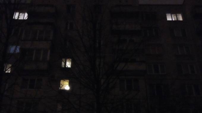 В Невском районе неизвестные сбросили с балкона бутылку из-под алкоголя и ранили девушку