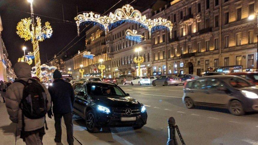 Очевидцы запечатлели «странную» парковку водителя авто, похожего на Боярского