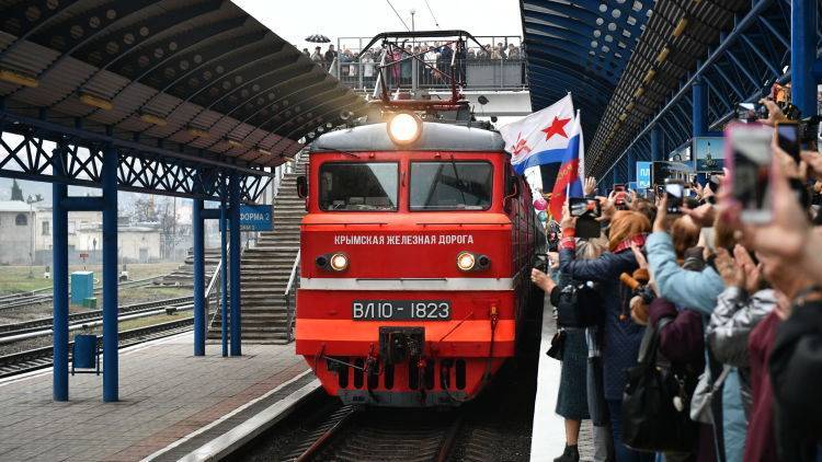 Пассажиры первого поезда в Крым ответили Киеву из-за "Миротворца"