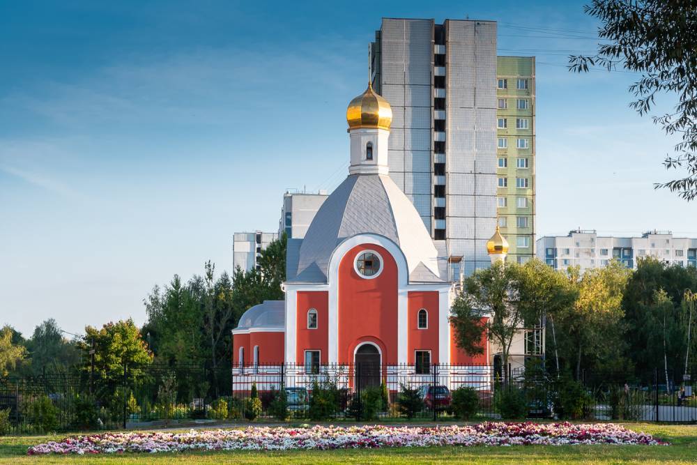 Строившийся восемь лет храм освящен в Москве