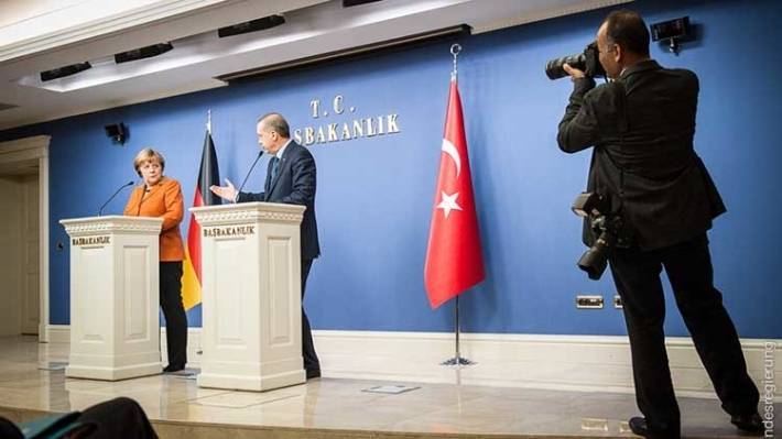 Меркель обсудила с Эрдоганом ситуации в Сирии и Ливии