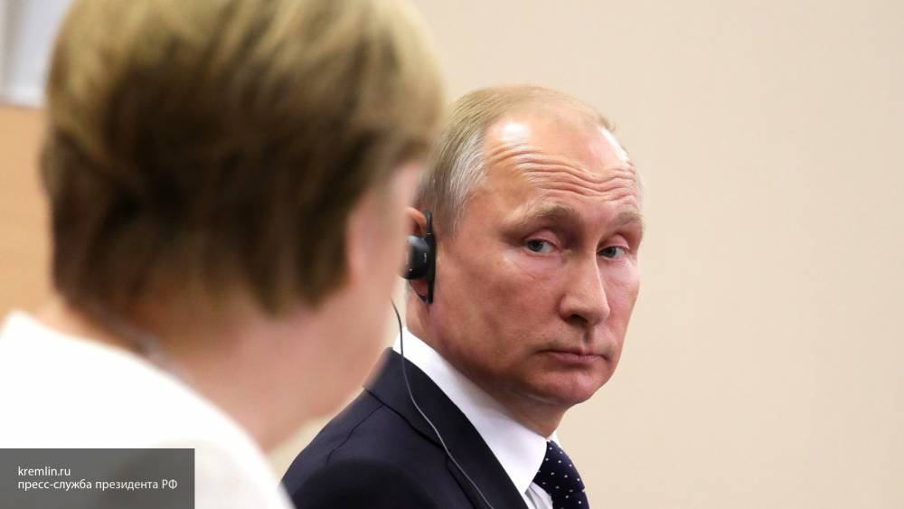 Путин и Меркель по телефону обсудили ситуацию в Сирии и Ливии