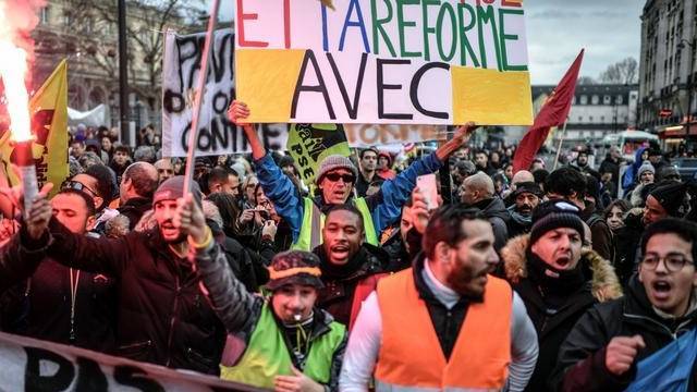 Во Франции вновь прошли многотысячные протесты против пенсионной реформы