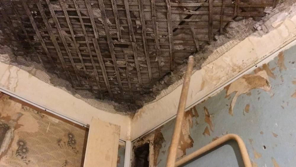 Дом 17Б на Кондратьевском проспекте начал рушиться и гнить после недавнего потопа