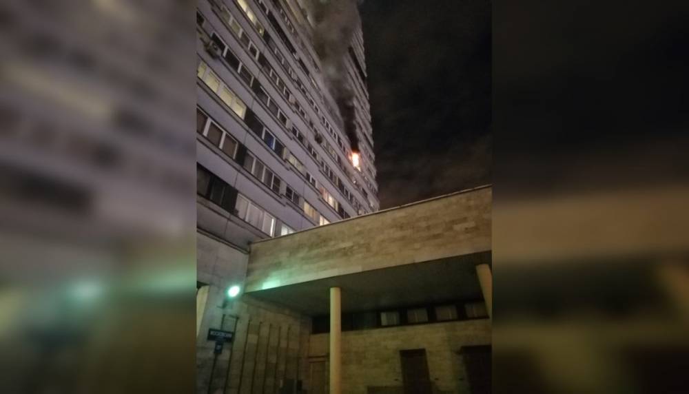 Квартира многоэтажного «дома-пластины» полыхает на Московском проспекте