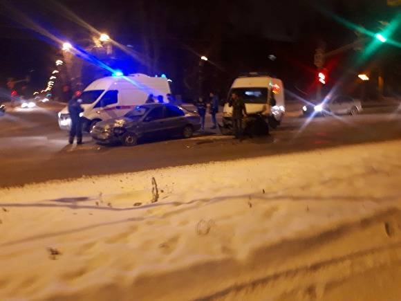 В Екатеринбурге легковая машина врезалась в «скорую помощь»