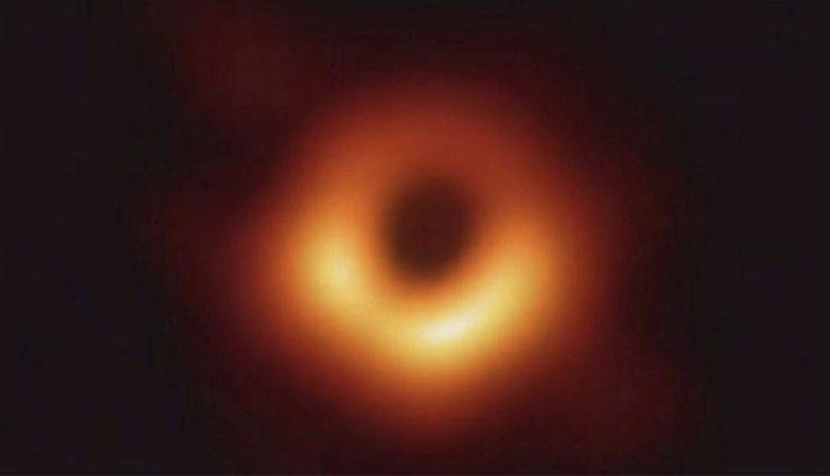 Ученые анонсировали публикацию первых снимков тени черной дыры в центре Галактики