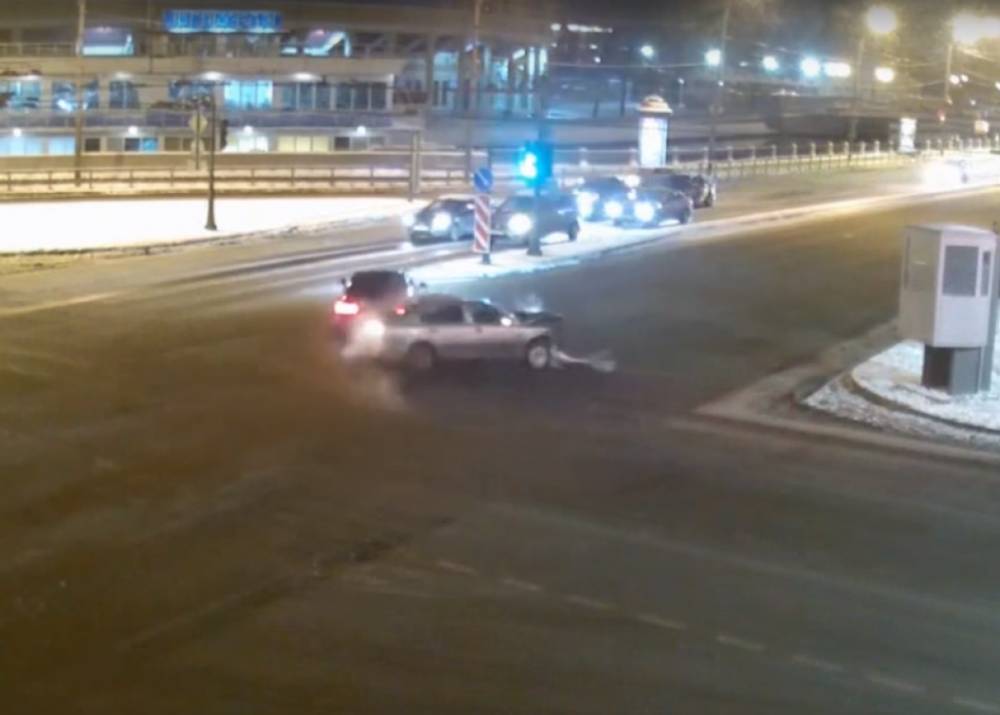 ДТП со столкнувшимися Mercedes и Skoda на Петроградке попало на видео