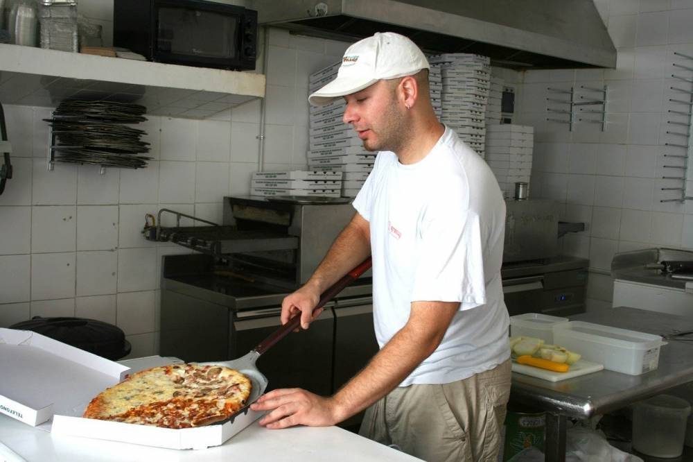 Буйные посетители протаранили пиццерию в Киеве после конфликта с персоналом