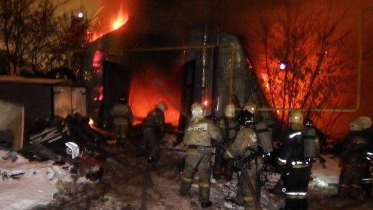 Пожар площадью 12 тысяч квадратных метров тушат сотрудники МЧС в Петербурге