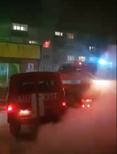 Серьёзный пожар в кузбасском общежитии попал на видео