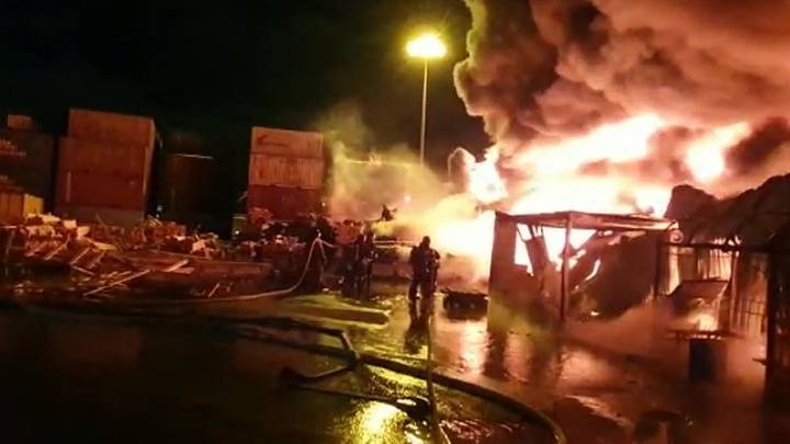 Мощное возгорание в Санкт-Петербурге тушат с помощью пожарных поездов