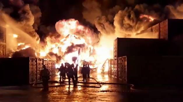 Спасатели опубликовали видео мощного пожара на складе в Петербурге