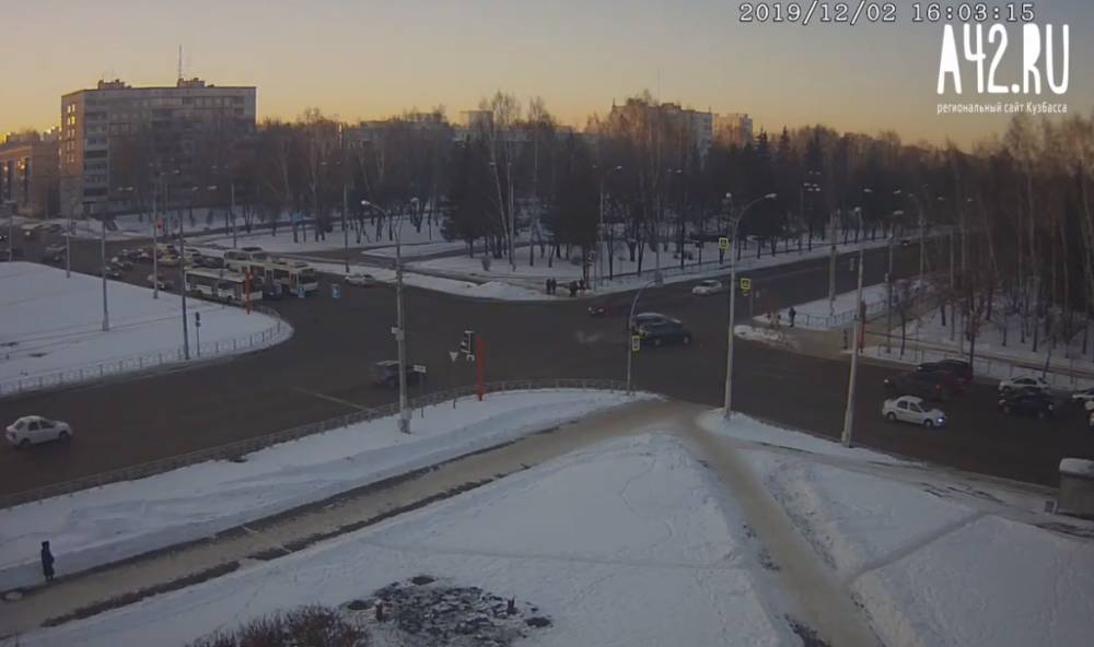 Момент тройного ДТП в Кемерове попал на видео