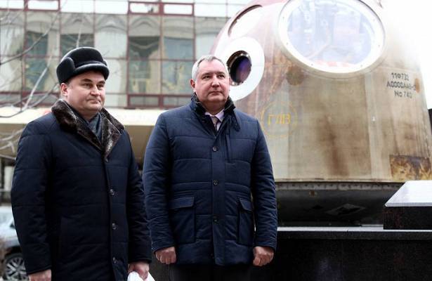 Рогозин открыл памятник потерпевшему аварию в 2018 году кораблю «Союз»